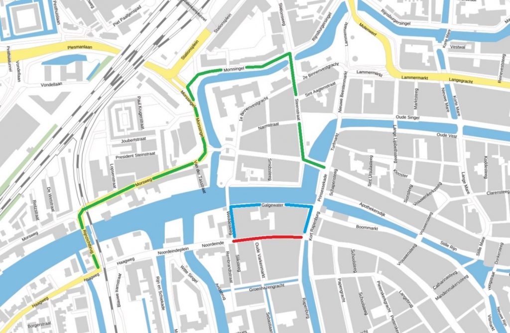 Dit is een plattegrond van het Noordeinde en de omliggende straten. Hierop is met een rode lijn aangegeven welk deel van het Noordeinde is afgesloten, het deel tussen het Kort Rapenburg en de Weddesteeg. Met een blauwe lijn is de omleiding voor fietsers aangegeven. Die loopt via de Weddesteeg, Galgewater en het Kort Rapenburg. Met een groene lijn is de omleiding voor autoverkeer aangegeven. Die loopt via de Rijnzichtbrug, Morsweg, Morssingel en de Steenstraat.