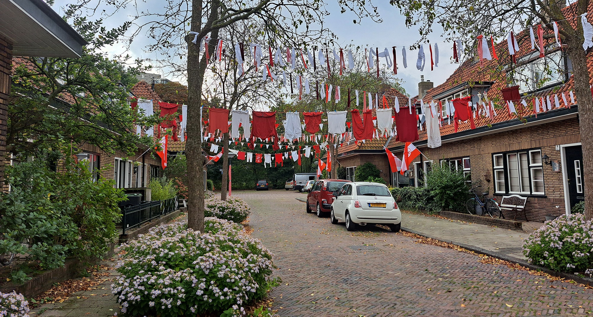 Een feestelijk versierde  3-octoberstraat in Leiden.