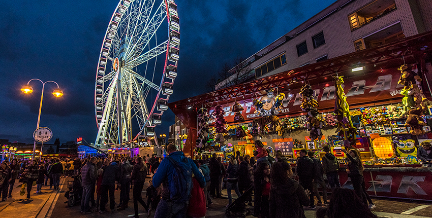 Sfeerbeeld van de kermis. 