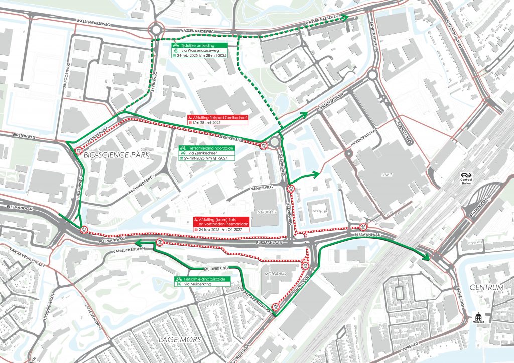 De afbeelding is een kaart waarop de afsluitingen en omleidingen voor fietsers zichtbaar zijn rondom de Plesmanlaan in Leiden. De rode stippellijn geeft een afsluiting aan, de groene lijn een omleiding. In het nieuwsbericht bij deze afbeelding, staan de routes beschreven.