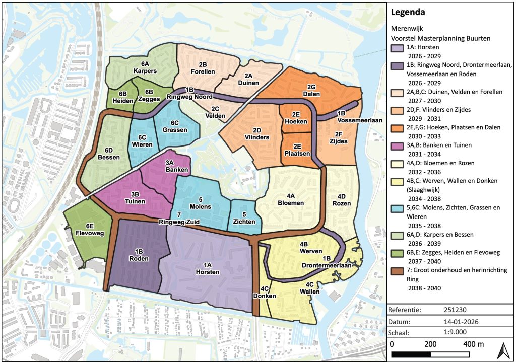 Op de afbeelding is een overzichtskaart te zien van de Merenwijk. De wijk is in deelgebieden ingedeeld. Elk deelgebied is genummerd en heeft een grove planning. Hierna worden de nummers, namen deelgebieden met planning opgesomd. 1A Horsten 2026-2029; 1B Ringweg-Noord, Drontermeerlaan, Vossemeerlaan en Roden 2026-2029; 2 A, B, C Duinen, Velden en Forellen 2027-2030; 2 D, F Vlinders en Zijdes 2029-2031; 2 E, F, G Hoeken, Plaatsen en Dalen 2030-2033; 3 A, B Banken en Tuinen 2031-2034; 4 A, D Bloemen en Rozen 2032-2036; 4 B, C Werven, Wallen en Donken 2034-2038; 5, 6 C Molens, Zichten, Grassen en Wieren 2035-2038; 6 A, D Karpers en Bessen 2036- 2039; 6 B, E Zegges, Heiden en Flevoweg 2037-2040; 7 Groot onderhoud en herinrichting Ring 2038-2040.