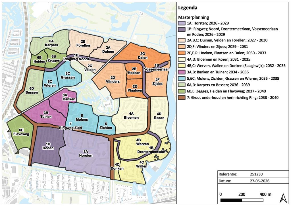 Op de afbeelding is een overzichtskaart te zien van de Merenwijk. De wijk is in deelgebieden ingedeeld. Elk deelgebied is genummerd en heeft een grove planning. Hierna worden de nummers, namen deelgebieden met planning opgesomd. 1A Horsten 2026-2029; 1B Ringweg-Noord, Drontermeerlaan, Vossemeerlaan en Roden 2026-2029; 2 A, B, C Duinen, Velden en Forellen 2027-2030; 2 D, F Vlinders en Zijdes 2029-2031; 2 E, F, G Hoeken, Plaatsen en Dalen 2030-2033; 4 A, D Bloemen en Rozen 2031-2035; 4 B, C Werven, Wallen en Donken (Slaaghwijk) 2032-2036; 3 A, B Banken en Tuinen 2034-2036; 5, 6 C Molens, Zichten, Grassen en Wieren 2035-2038; 6 A, D Karpers en Bessen 2036- 2039; 6 B, E Zegges, Heiden en Flevoweg 2037-2040; 7 Groot onderhoud en herinrichting Ring 2038-2040.