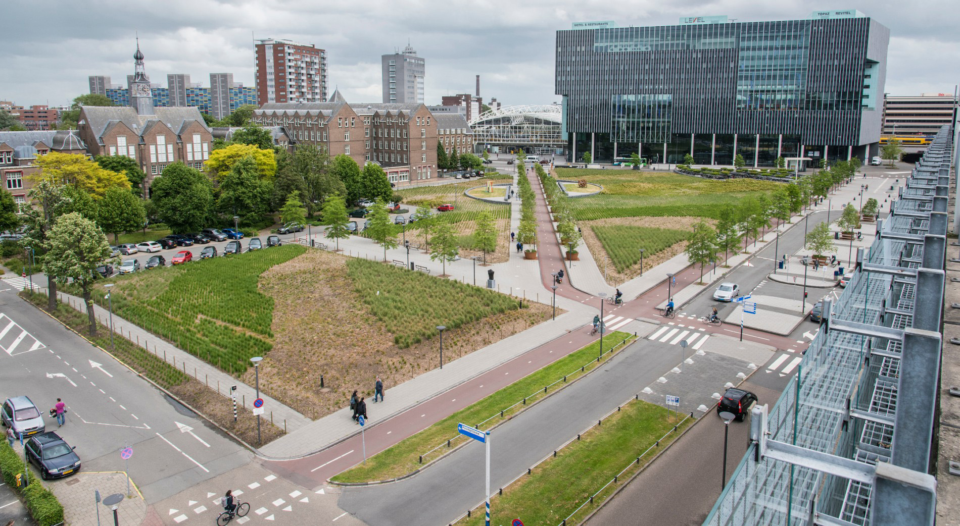 Foto van het Stadskantoor en het centraal station in Leiden. 