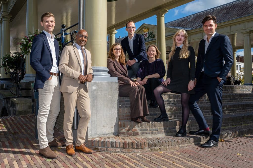 De nieuwe Leidse wethouders. Van links naar rechts: Maarten de Crom (VVD), Abdelhaq Jermoumi (PRO), Prescillia van Noort (PRO), Pieter Krol (ChristenUnie), Emma van Bree (PRO), Elianne Wijnands (SVL) en Julius Terpstra (CDA).